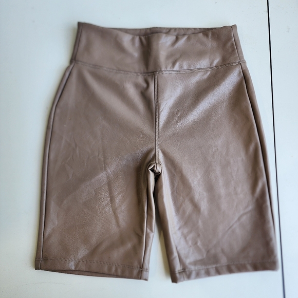 BBJ LOS ANGELES Women's Beige Tan Stretch Vegan Leather Pull On Bike Shorts S - Picture 1 of 9